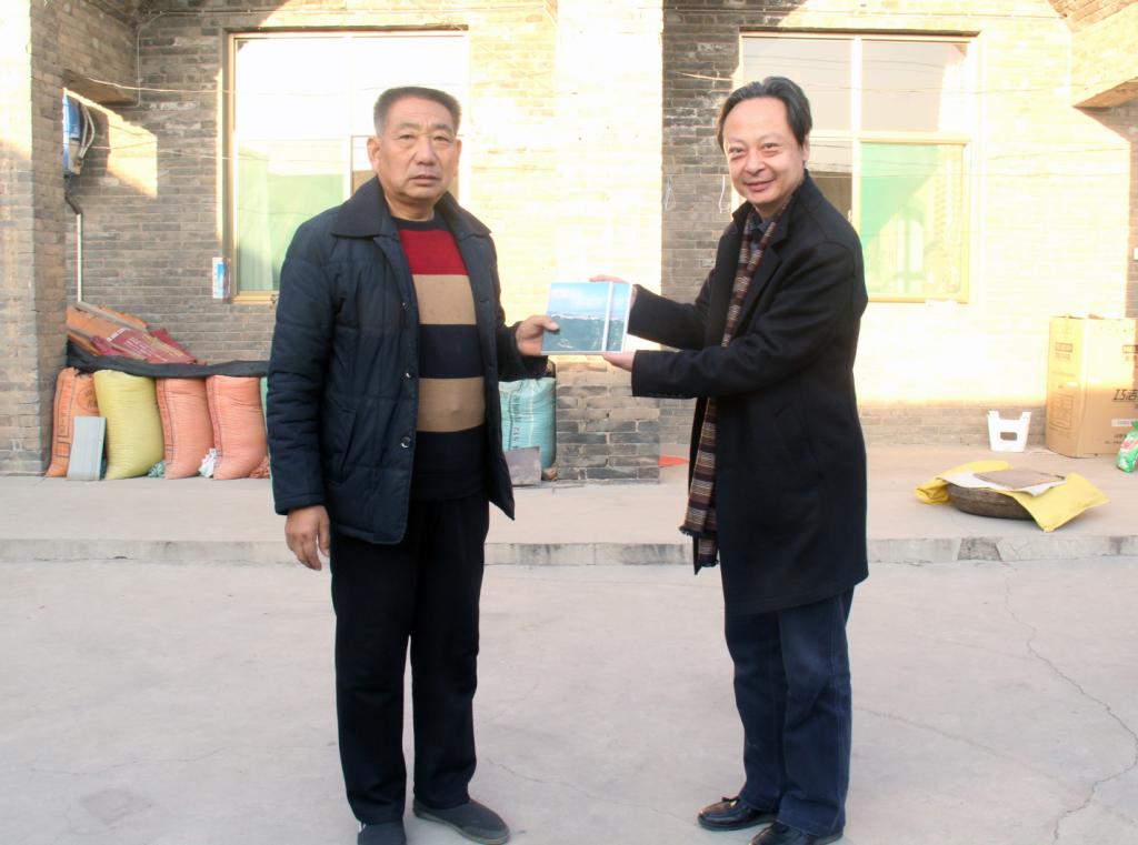 曹飞院长向“青龙山七社管理委员会”送交作品